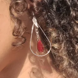 Aretes plateados de cristales