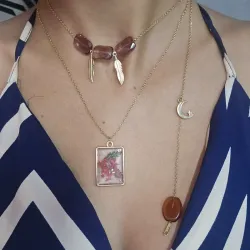 Colección MoonBell dorada en resina. Collar 2