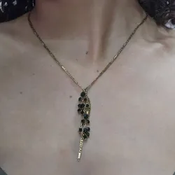 Collar de ramas verdes