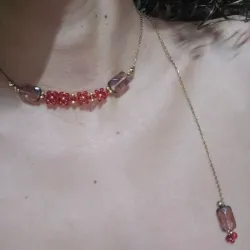 Collar dorado de flores rojas