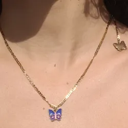 Collar dorado de mariposas colgantes