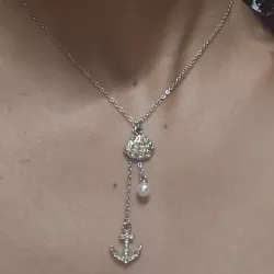 Collar plateado del mar