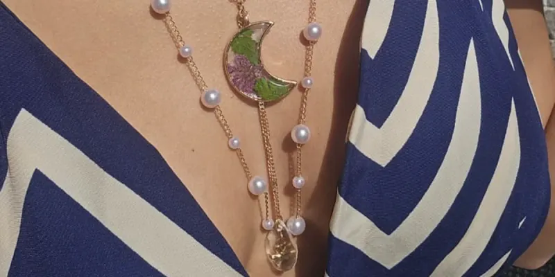 Colección MoonBell dorada en resina. Collar 5