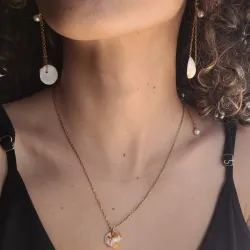 Juego dorado de conchas