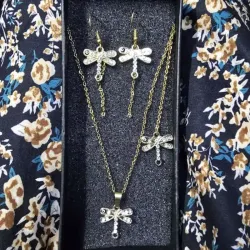 Juego dorado de libélulas