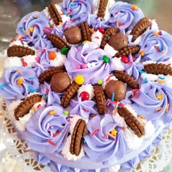 Cake Con agregó de bombones y galleticas