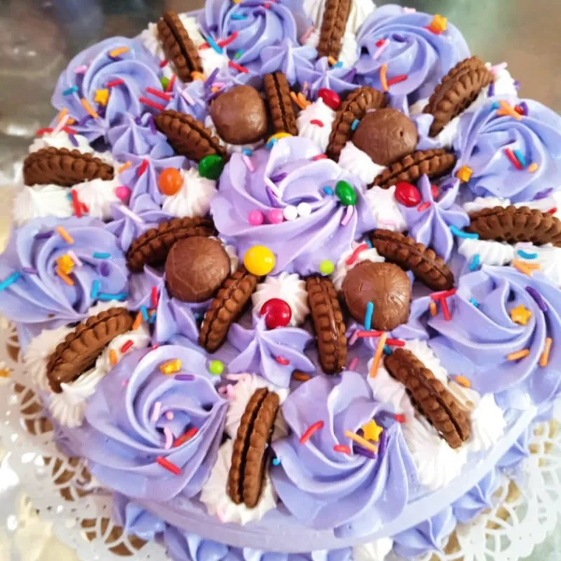 Cake Con agregó de bombones y galleticas