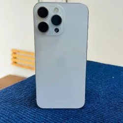 IPhone 15 Pro Max de 256 GB (Versión ESIM, 87% Batería) pantalla con algunos arañazos, mica de privacidad de regalo. 