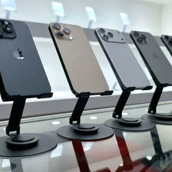 IPhone 16 Pro Max de 256 GB (Libre de Fábrica, 93% Batería) Color Blanco y Negro.