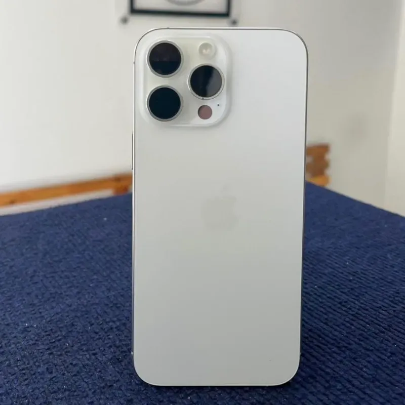 IPhone 16 Pro Max de 256 GB (Libre de Fábrica, Versión ESIM, 93% Batería)