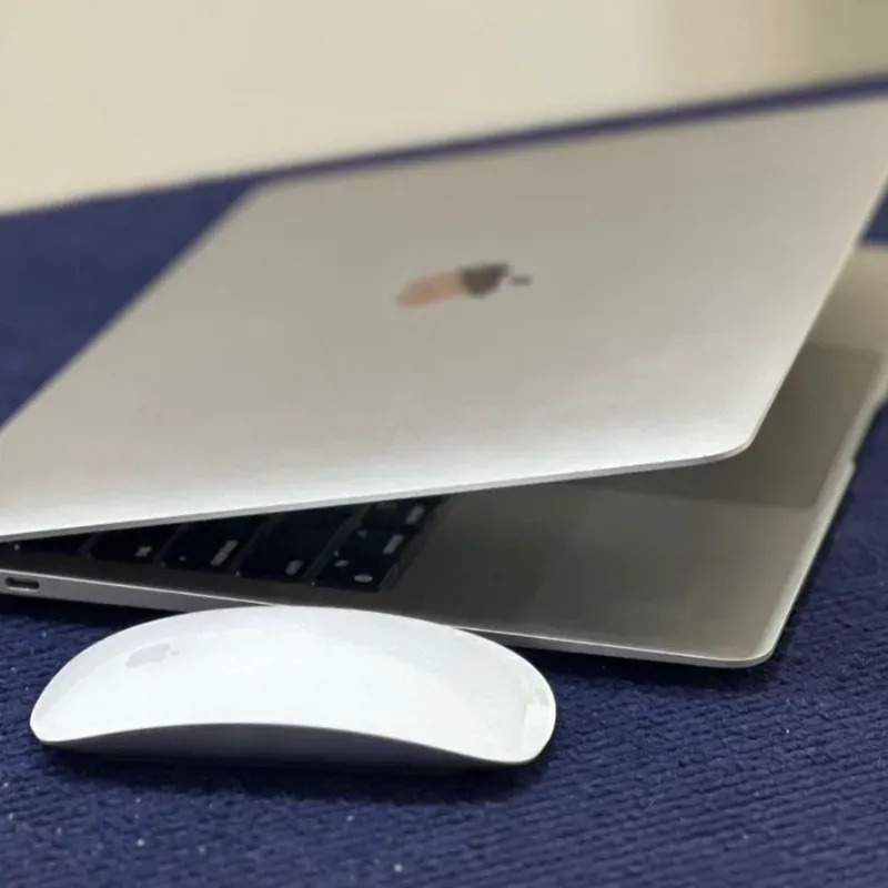 MacBook Air M1 (13 Pulgadas, 8 GB RAM, 512 GB) 177 ciclos de carga. Magic Mouse de regalo
