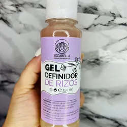 Gel para peinar cabellos rizos