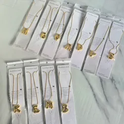 Cadena dorada con inicial