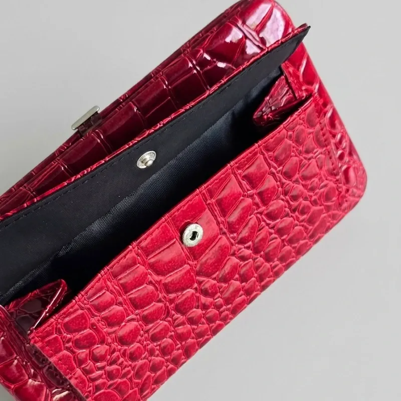 Monederos Tipo Clutch en Rojo Pasión