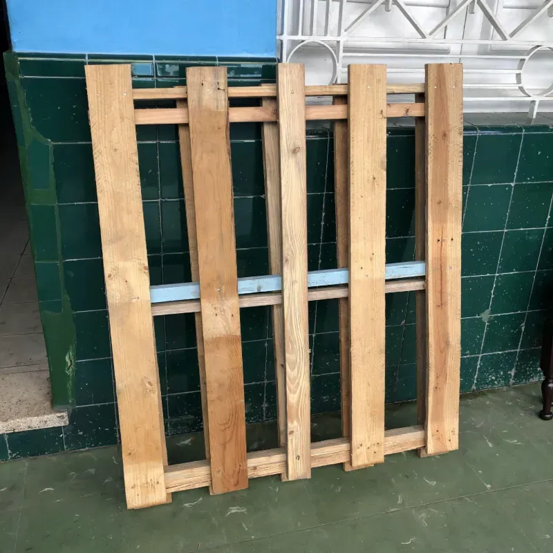 Cama personal con mesita