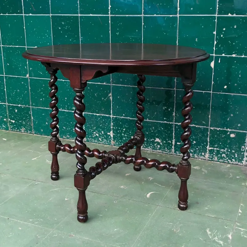 Mesa ovalada