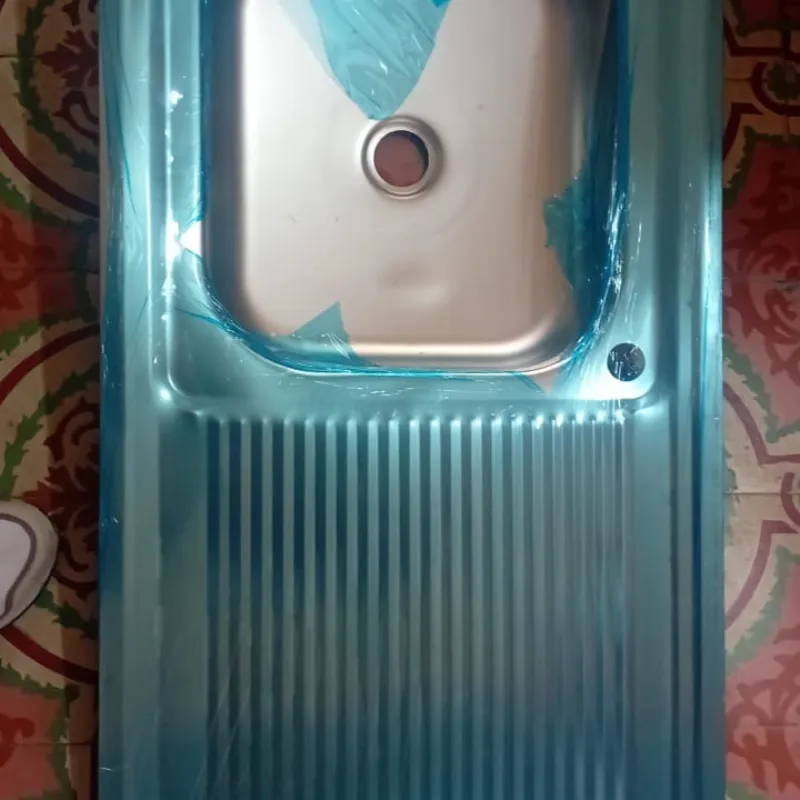 Fregadero de acero inoxidable con escurridera a la derecha 