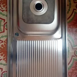 Fregadero de acero inoxidable con escurridera a la derecha 