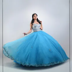 Vestido Azul y Blanco con Detalles de Florecitas