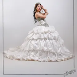 Vestido Color Blanco con Detalles en Diamantes