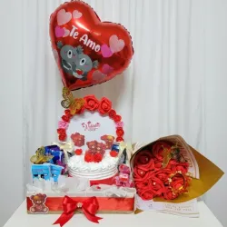 Bandeja de desayuno sorpresa con ramo de rosas eternas