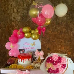 Bandeja de desayuno sorpresa con ramo de rosas eternas