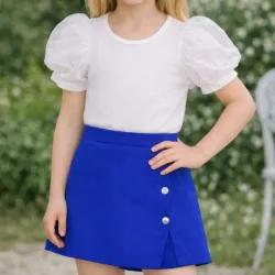 Conjunto de saya short azul + blusa blanca manga bonbillo 