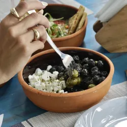 Aceitunas marinadas con oregano, aceite de oliva y queso feta 