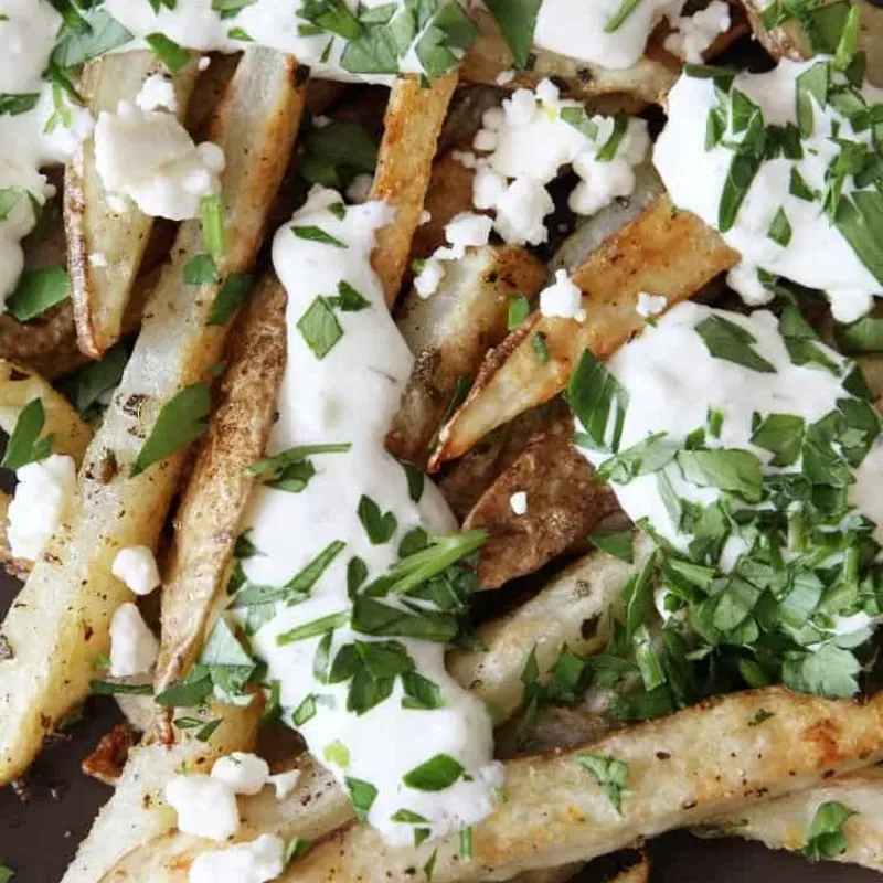 Papas fritas con queso feta y orégano