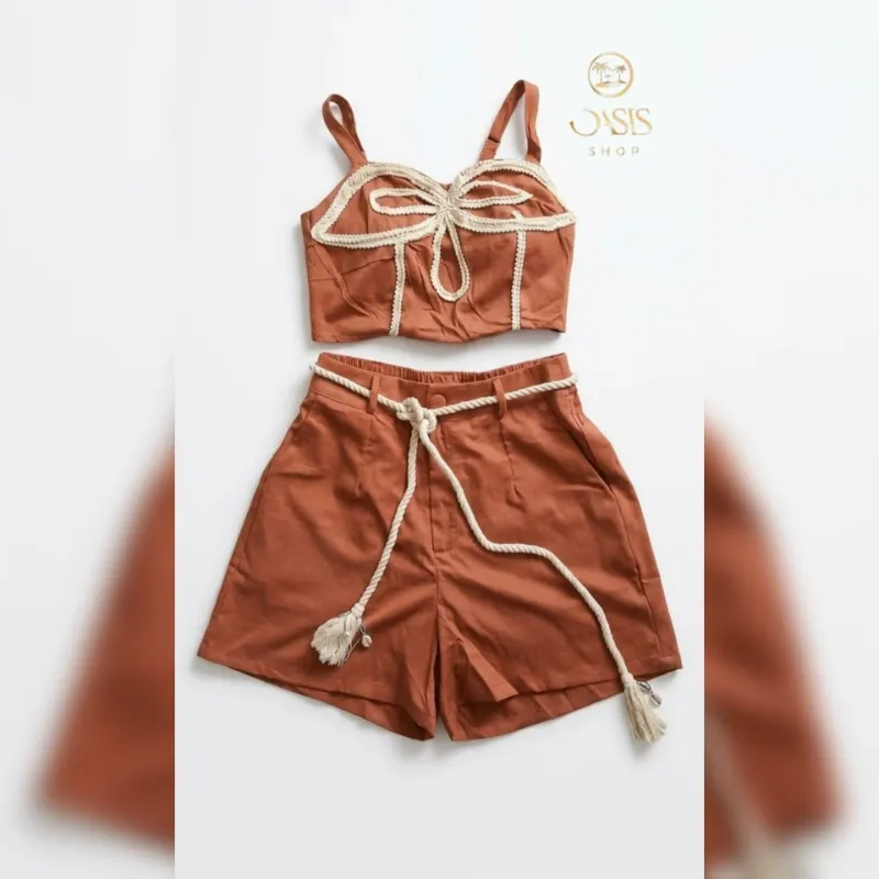 Juego blusa corta y short carmelita, con cinto de cordel