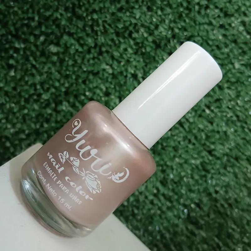 Pintura de uña natural beige perlado