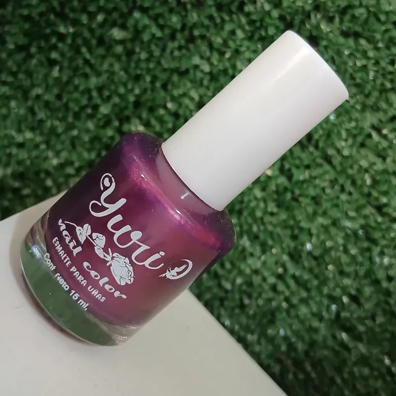 Pintura de uña natural morado tornasol