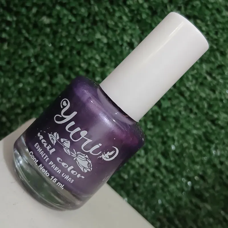 Pintura de uña natural morado oscuro