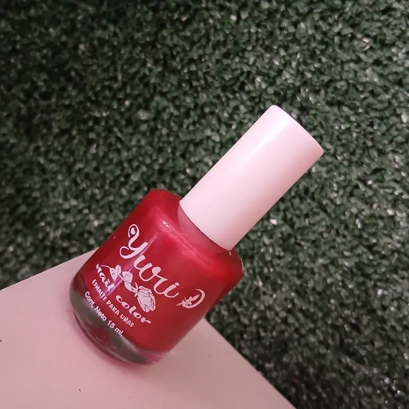 Pintura de uña natural rojo sangre oscuro