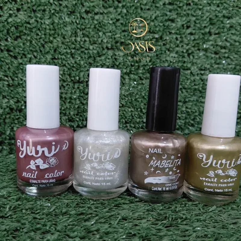 Pinturas de uñas naturales tonos carmelita, blanco, carmelita oscuro y dorado