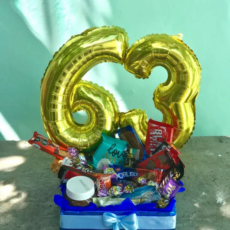 Caja con número de globo y confuturas 