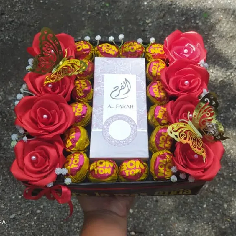 Caja con rosas bombones y perfume 