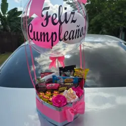 Caja de corazón con globo burbuja y confituras 