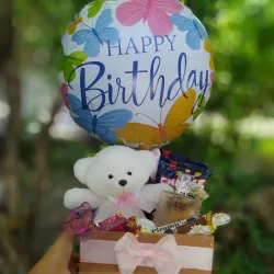 Caja decorada con peluche y perfume