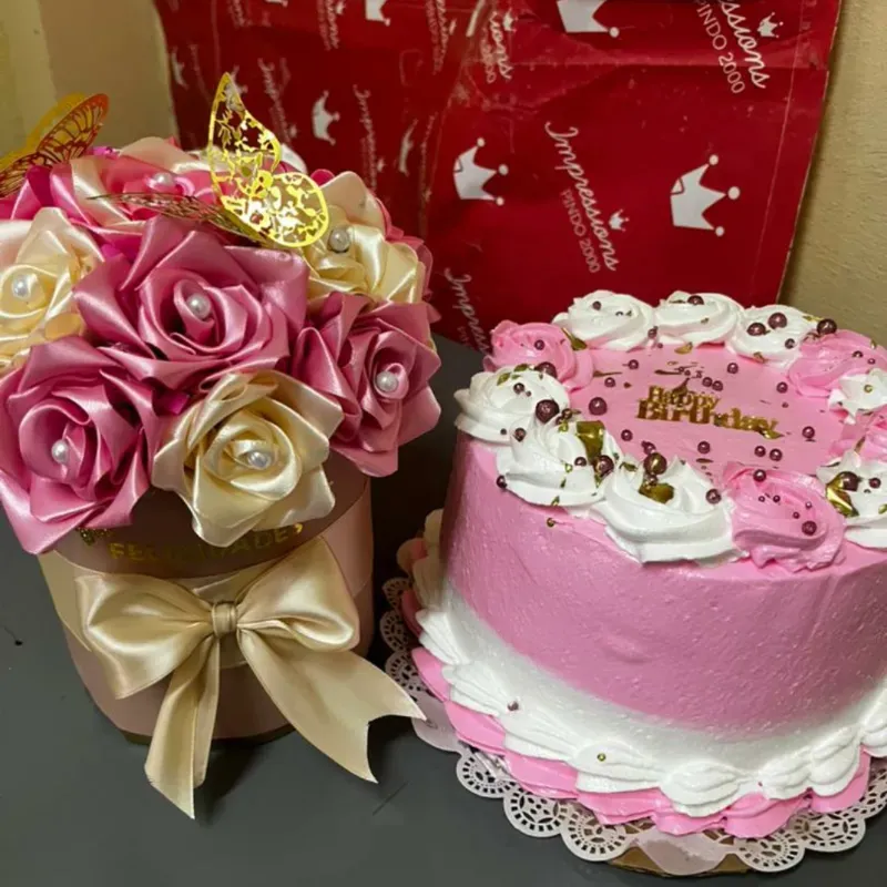 Conjunto de arreglo floral y cake
