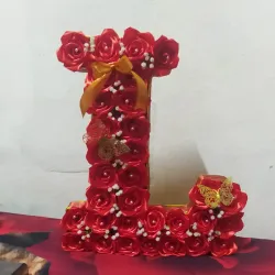 Letra con rosas eternas