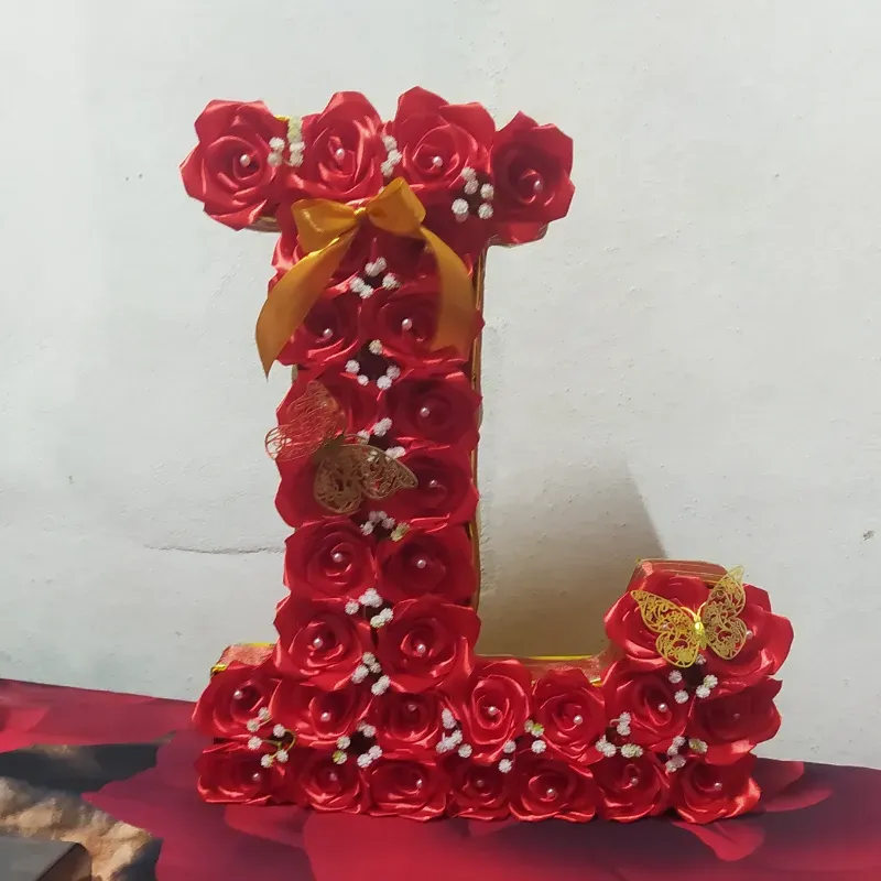 Letra con rosas eternas