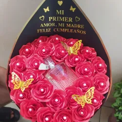 Ramo de rosas eternas con perfume y dedicatoria