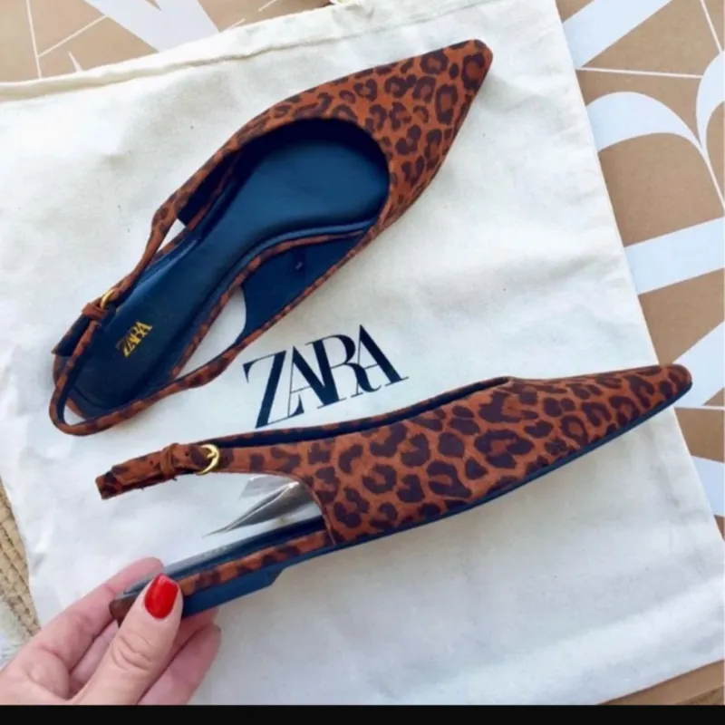 Bailarinas destalonadas con estampado de leopardo de Zara