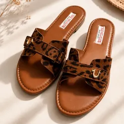 ✅✨Sandalias planas estilo slide de la marca True Religion con estampado de leopardo.