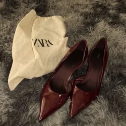 ✅ Zapatos de tacón en color burdeos marca Zara
