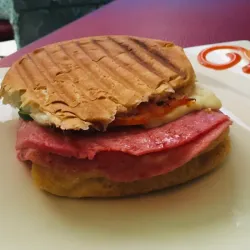 Sandwich de jamón y queso