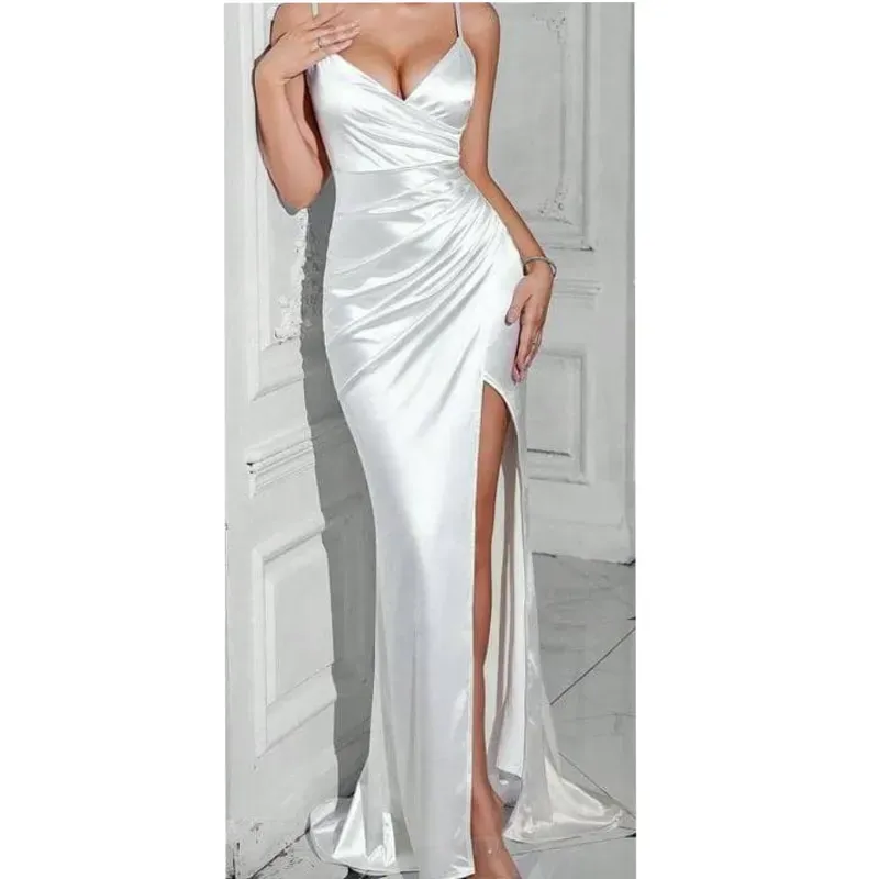 Vestido cruzado en escote con abertura 