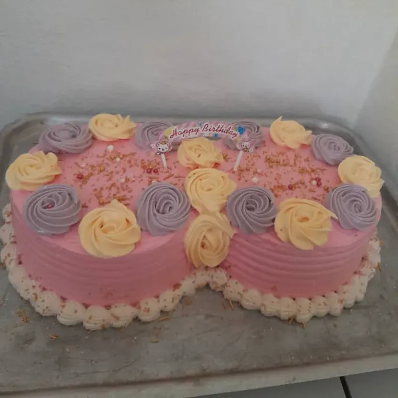 Cake de capuchino doble, usted escoge el relleno. 