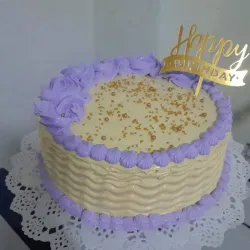 Cake de capuchino relleno de dulce de leche. 